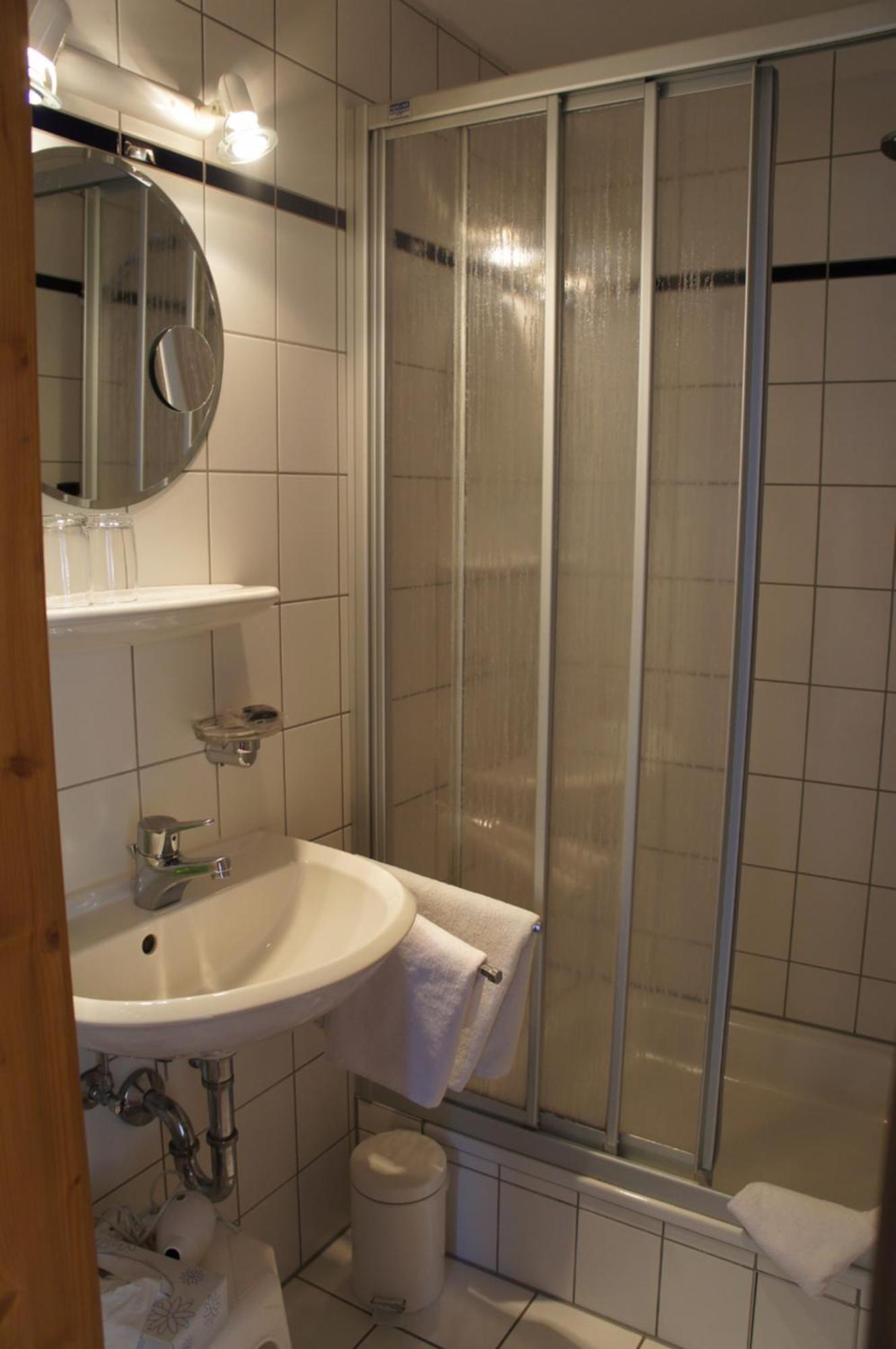 Hotel Schwarzer Adler Erlangen Room photo