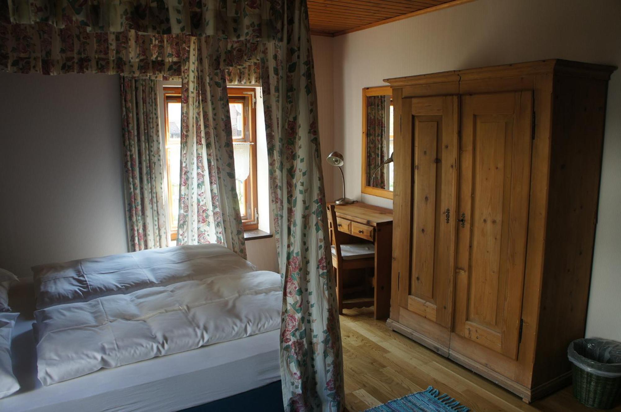Hotel Schwarzer Adler Erlangen Room photo